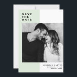 Minusfarbblock mit modernem Typografie-Foto Save The Date<br><div class="desc">Miniaturfarbblock mit modernem Typografie-Foto Ankündigung Datum freihalten. Individuell anpassbare Save the Date mit moderner Typografie mit Minz- und Weißblockhintergrund. Dieses moderne Save the Date ist perfekt für jedes Hochzeitsthema geeignet. Andere Farben sind verfügbar.</div>