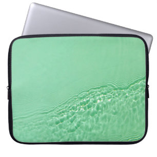 Minzblau gefärbte klare Wasseroberflächentextur mi Laptopschutzhülle