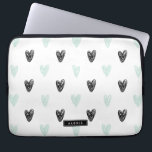 Minze & Black Hearts Doodles Muster Personalisiert Laptopschutzhülle<br><div class="desc">Niedliche und moderne personalisierte Latop-Hülle mit Minz- und Schwarz-Herzmuster und moderner Kalligraphie. Sie können dieses Produkt personalisieren,  indem Sie einen Namen oder einen kurzen Satz hinzufügen.</div>