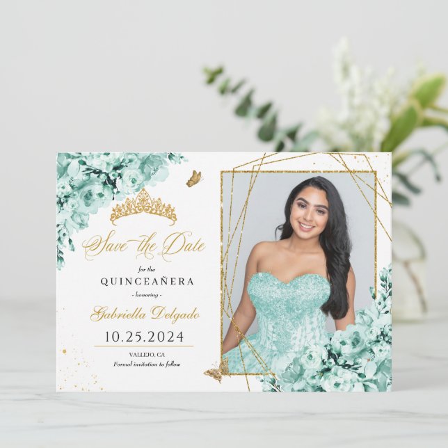 Minze Green & Gold Quinceañera Save the Date Foto Einladung (Stehend Vorderseite)