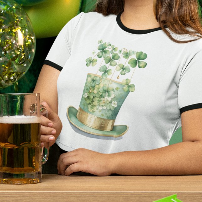 Minze grüne Kleeblätter und Leprechaun-Hut T-Shirt (Irish top hat and clover on basic ringer t shirt for St Patrick's Day. )