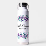Minze & Lila Blumenkranz Hochzeitsstimmung Trauzeu Trinkflasche<br><div class="desc">Mint & Lila Blumenkranz Wasserfarbe Hochzeit Personalisierte Trauzeugin Mason Jar Tasse mit hübscher Rose und Blume und lustigen modernen Brush Schriftart. Karo meinen Shop,  um die gesamte Hochzeitssuite für dieses Design zu sehen!</div>