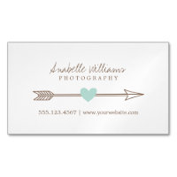 Minze und braunes Herz und Pfeil