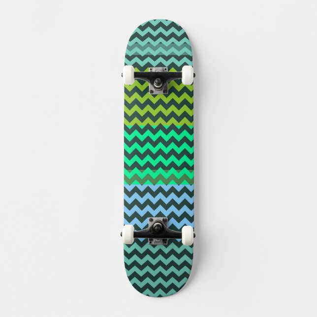 Minze und grünes Zickzack Zigzag Stripmuster Skateboard (Vorderseite)