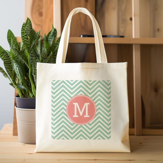 Minze und Korallenschürze mit kundenspezifischer M Tragetasche (Personalized tote bag with chevrons and monogram)