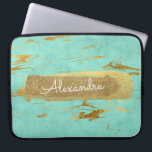 Minze und Marmor mit Gold Foil und Glitzer Laptopschutzhülle<br><div class="desc">Mint Aquamarin Blau und Marmor mit Gold Foil und Glitzer Elegant Monogram Name Case. Dieser Fall kann auf Ihren Vornamen angepasst werden.</div>