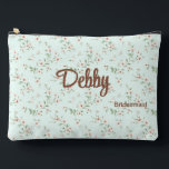 Minze   White Romantic Floral Wedding Party Zubehörtasche<br><div class="desc">Kleine Blüten, großer Charme. Dieser hübsche Reißverschluss besticht durch romantische Minze und weißen Blumendruck mit einer süss-Script-Personalisierung. Ideal für Schönheitsprodukte, Elektronik, bachelorette Wochenendessentials oder als Teil eines koordinierten Set für Bachelorette. Es stehen auch passende Taschen, Geschirrtücher und Handtücher für Wellness-Center und Strand zur Verfügung. | Klicken Sie auf "Dieses Design...</div>