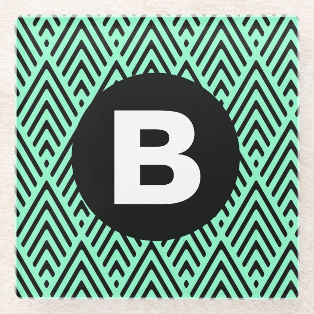 Minzgrünes trendiges Chevron-Muster Monogramm Glasuntersetzer (Vorderseite)