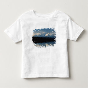 Mirror See-Horizont mit Wald u. Snowy-Bergen Kleinkind T-shirt