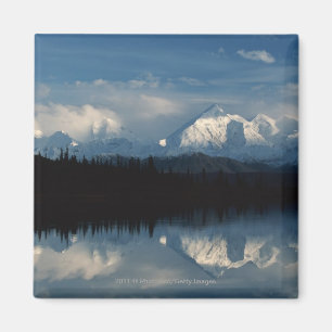 Mirror See-Horizont mit Wald u. Snowy-Bergen Magnet
