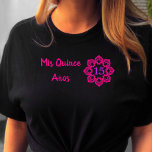 Mis Quince Anos Pink Lace Blume Quinceanera Black T-Shirt<br><div class="desc">Süßes Quince Shirt für Ihre spezielle Quinceanera. Dieser schwarze T - Shirt ist mit einer hellrosa Spitzen-Blume oder einem floralen Pikado aus Papeln, in der Mitte die Nummer 15. Die Formulierung lautet einfach "Mis Quince Anos" in hübsch rosa Kalligraphie. Bitte stöbern Sie in unserem Shop für Einladungen zum 15. Geburtstag...</div>