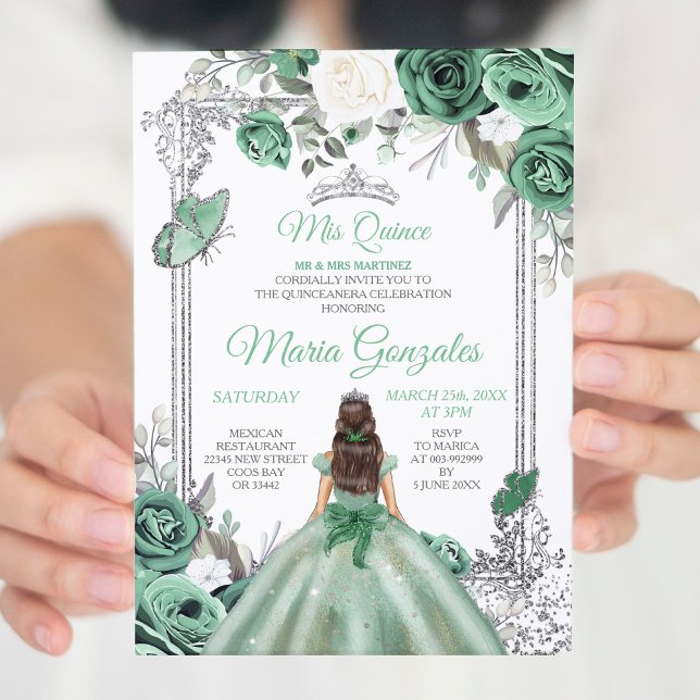 Mis Quince Dusty Green & Silver Floral Quinceanera Einladung (Von Creator hochgeladen)