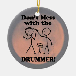 Misch dich nicht mit dem Drummer Keramik Ornament