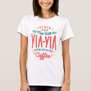 Misch dich nie mit Yia-Yia, bevor sie ihren Kaffee T-Shirt