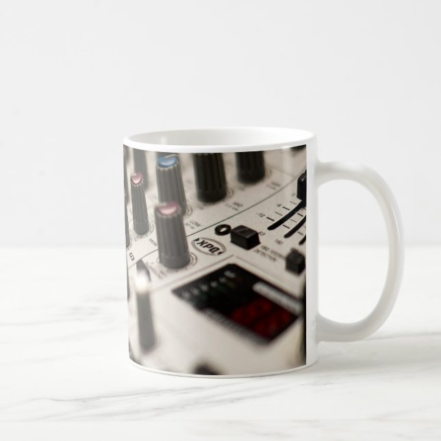 Mischende Brett-Nahaufnahme Kaffeetasse (Rechts)