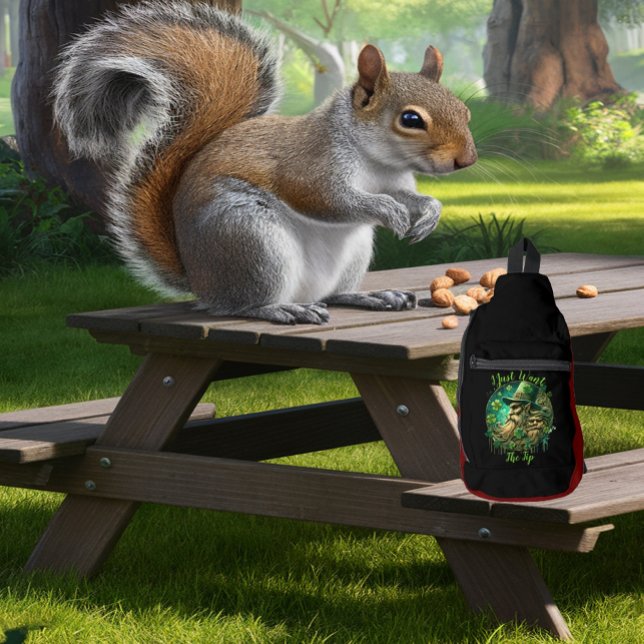 Mischous Leprechaun Savoring a Pint Crossbody Bag (Von Creator hochgeladen)