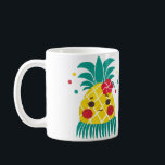 Miss Hawaiian Pineaple Kaffeetasse<br><div class="desc">Miss Hawaiian Ananas Muster Abbildung inspiriert durch hawaiianische Hula Tanzkostüme und Accessoires während Ananas ist identisch wie tropische Früchte. Nutzen Sie die helle Farbwahl,  um Frische und tropische Athmosphäre zu zeigen. Die Illustration ist die Verwendung der Aquarellmaltechnik.</div>