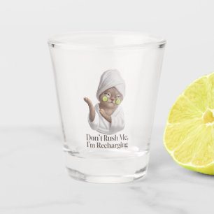 Miss Meow: Dräng mich nicht, ich lade mich gerade Schnapsglas