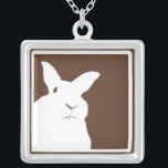 Missbilligenkaninchen-Brown-Halskette Versilberte Kette<br><div class="desc">Quadratische Halskette mit ursprünglichem missbilligenkaninchenlogo im Braun.</div>