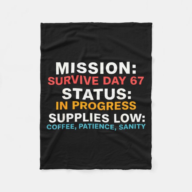 Mission Survive Day 67 Status In Progress Funny Qu Fleecedecke (Vorderseite)