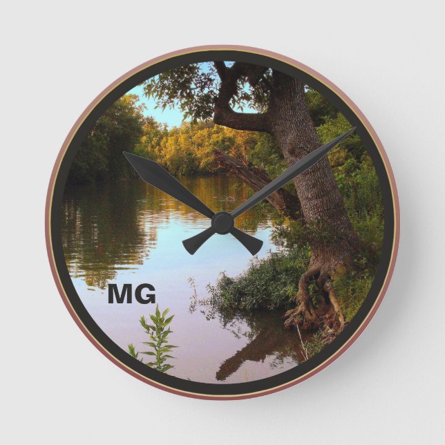 Missouri Shoal Creek Dusk Foto Monogram  Runde Wanduhr (Vorderseite)