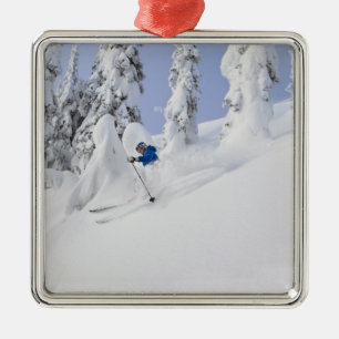 Mistie Fortin fährt durch Pulverschnee Silbernes Ornament