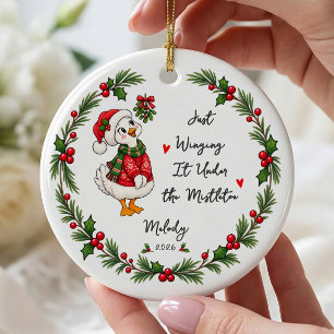 Mistletoe-Gans-Ornament 'Winging It' Keramik Ornament