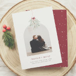 Mistletoe Magic | Minimalistisches Foto Weihnachte Feiertagskarte<br><div class="desc">Ein modernes und minimalistisches Weihnachtskartendesign. Auf der Vorderseite dieser Karte befindet sich ein Bundle aus Aquarellfarben, die in einen Bogen gewickelt sind. Unter dem Mistletoe befindet sich ein individuelles Foto Ihrer Wahl in einer bohligen, modernen Bogenform. Ideal für Paare und Jungvermählte. Unter dem Foto finden Sie "verheiratet fröhlich" oder einen...</div>