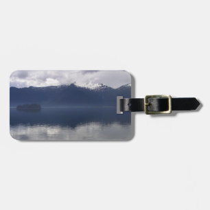 Misty Alaskan Sea in Shades of Blue Gepäckanhänger