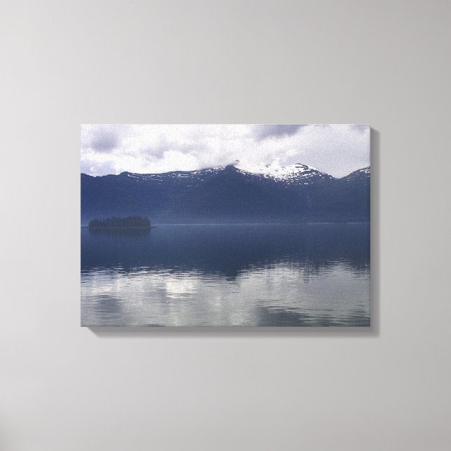 Misty Alaskan Sea in Shades of Blue Leinwanddruck (Vorderseite)