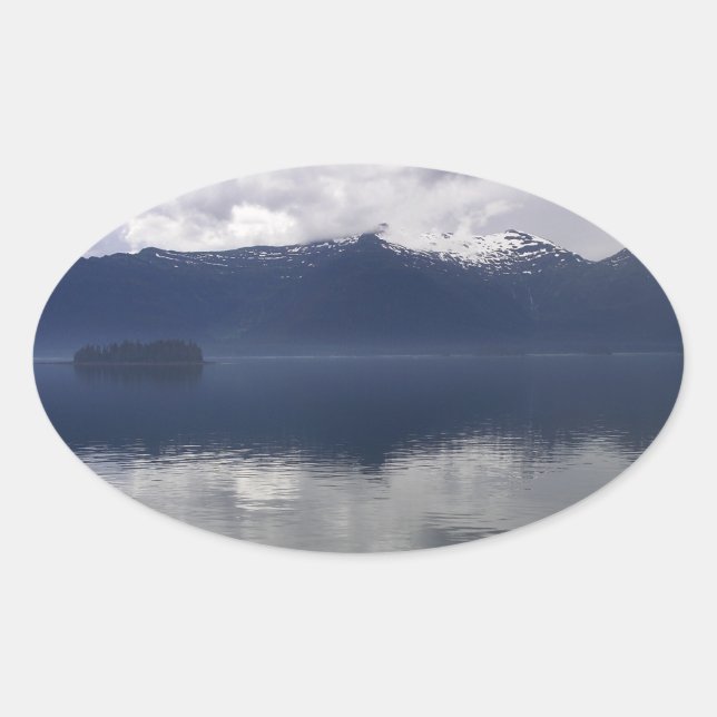 Misty Alaskan Sea in Shades of Blue Ovaler Aufkleber (Vorderseite)