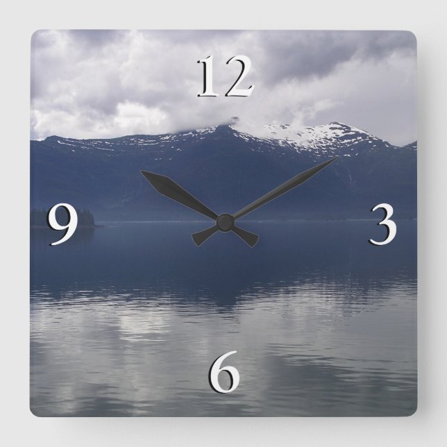 Misty Alaskan Sea in Shades of Blue Quadratische Wanduhr (Vorderseite)