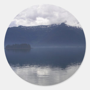 Misty Alaskan Sea in Shades of Blue Runder Aufkleber