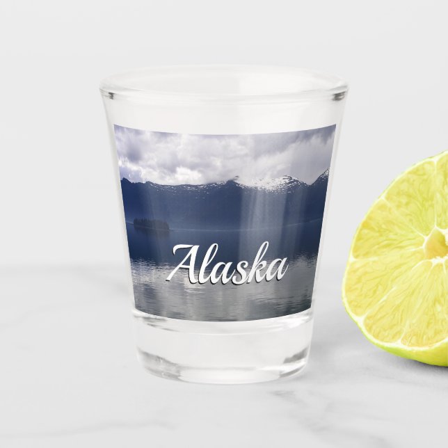 Misty Alaskan Sea in Shades of Blue Schnapsglas (Vorderseite)