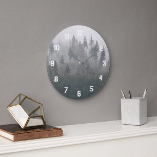 Misty Evergreen Forest Landscape Große Wanduhr