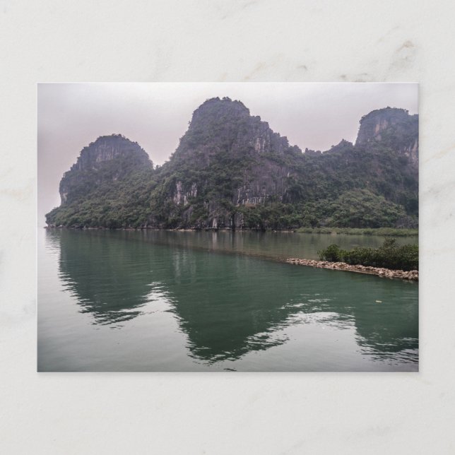 Misty Halong Bay Rock Forest Islands, Vietnam Postkarte (Vorderseite)