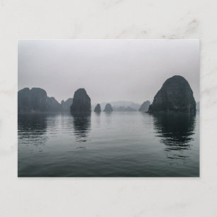 Misty Halong Bay Rock Islands, Vietnam Postkarte