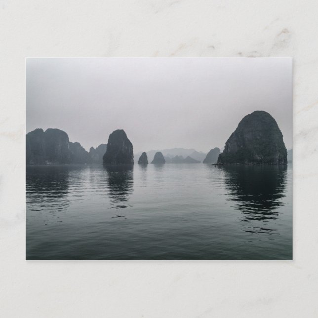 Misty Halong Bay Rock Islands, Vietnam Postkarte (Vorderseite)