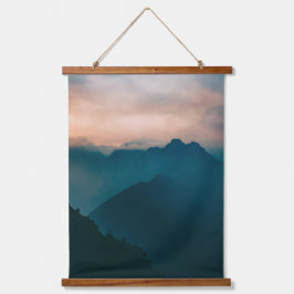 Misty Mountain Cloudscape bei Morgenwood Topped Wandteppich Mit Holzrahmen