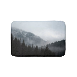 Misty Mountain Forest: Landschaftliche Landschafts Badematte