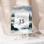 Misty Mountain Pine Forest Wedding Tischnummer<br><div class="desc">Dieses elegante Design präsentiert wunderbar eine stimmungsvolle Berglandschaft, mit scheußlichen Kiefernwäldern und sanftem Nebel, die eine Atmosphäre von Geheimnis und Romantik schaffen. Ideal für naturliebende Paare, verbindet es rustikalen Charme mit elegantem Design. Die coolen Farbtöne und die faszinierende Kulisse verleihen dem Ganzen ein Gefühl von Ruhe und Intimität, während die...</div>