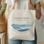 Misty Mountain Range Wedding Welcome Bags Tragetasche<br><div class="desc">Hochzeitstaschen mit Bergbau-Design. Das dunkelblaue Gebirgsbild in einem Halbkreis wird auf einer Seite der Stofftotentaschen gedruckt. Geben Sie die Namen der Braut und des Bräutigams,  das Hochzeitstag und das Begrüßungsdatum des Sprichworts ein. Die Farbe des schwarzen Griffs ist eine von vielen,  aus denen Sie wählen können.</div>