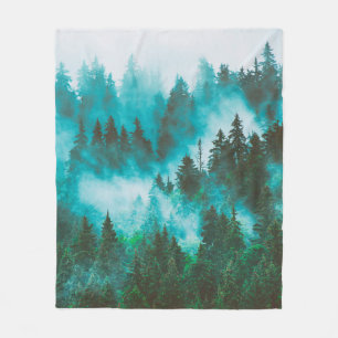 Misty nebelige Berglandschaft mit Tannenwald und Fleecedecke