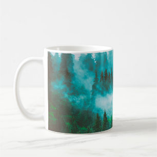 Misty nebelige Berglandschaft mit Tannenwald und Kaffeetasse