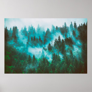Misty nebelige Berglandschaft mit Tannenwald und Poster