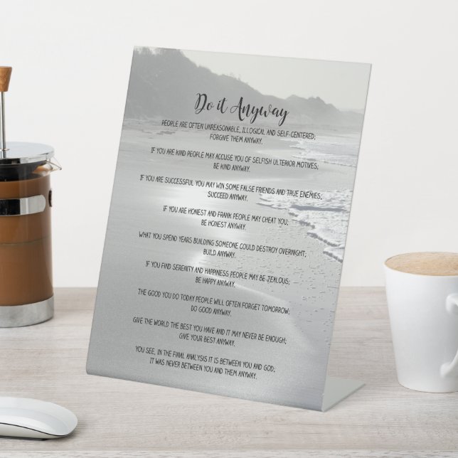 Misty Ocean Beach macht es auf jeden Fall Sockelschild (In SItu)