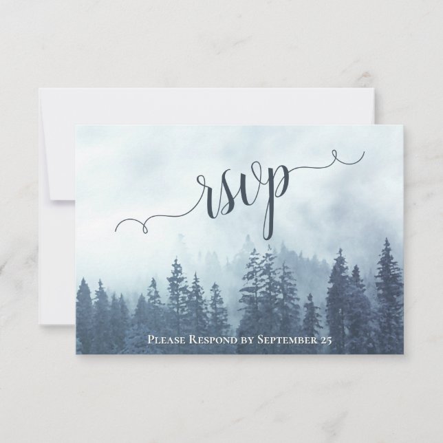 Misty Pines Rustikaler Blauwald Hochzeit im Freien RSVP Karte (Vorderseite)