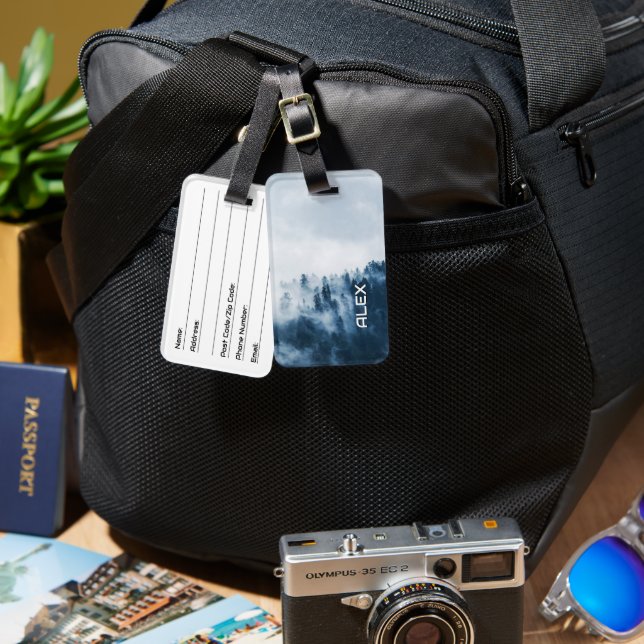 Misty Tree Top Forest - Atmospheric Woodland Gepäckanhänger (Vorderseite & Rückseite)