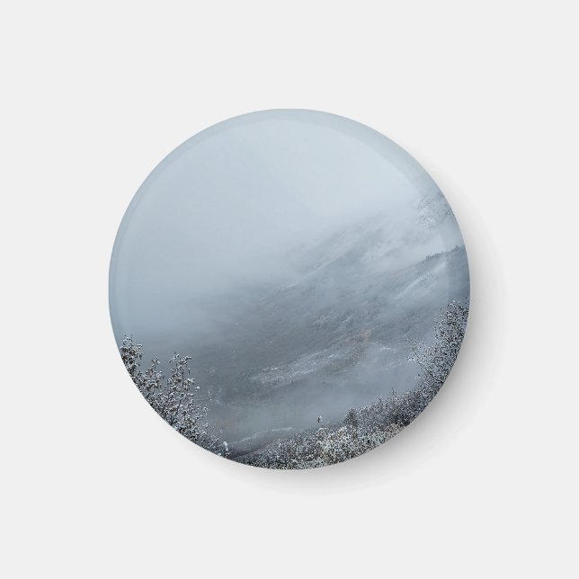 Misty Winter Mountain Trail Magnet (Vorne)