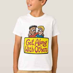 Mit anderen Freunden auskommen Freundlichkeit und T-Shirt